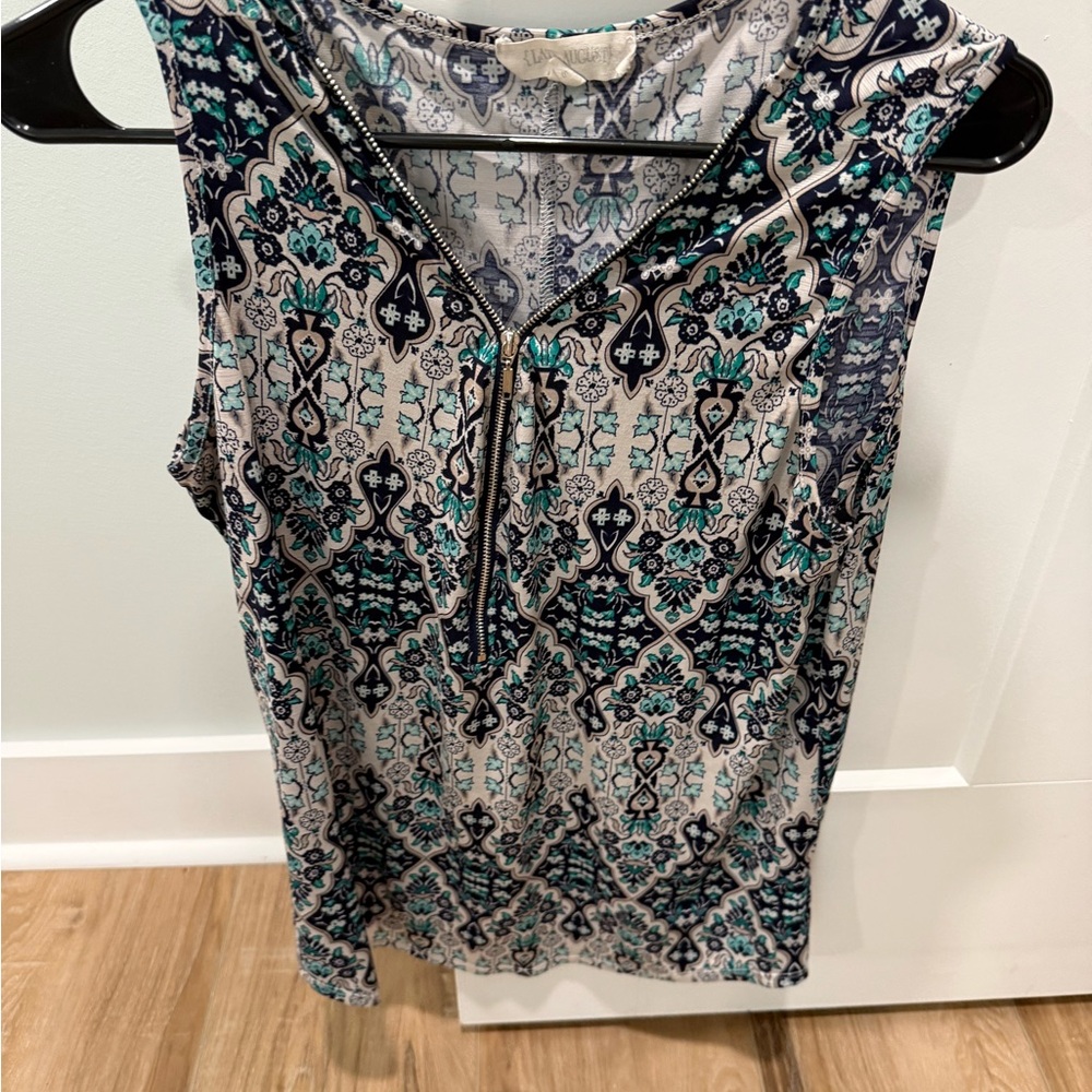 Elegant Sleeveless Blouse - Blue and White Pattern